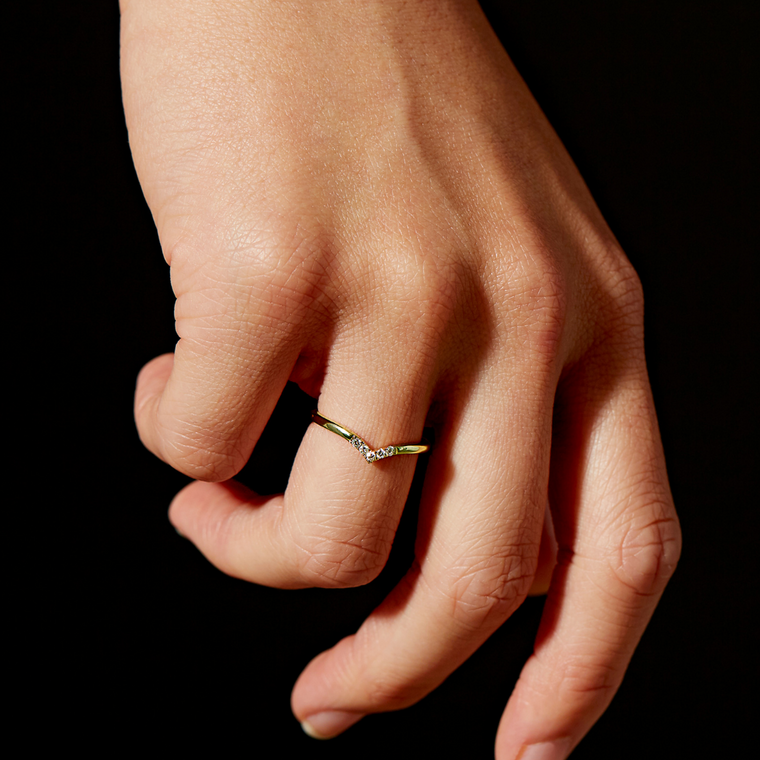 Diamond V Ring